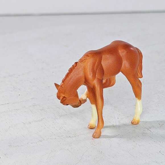 Breyer Stablemate Scratching Foal Baby Horse Chestnut Fun Foals #5655 - Picture 3 of 8